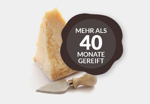 Schwarzes Reifesiegel: Parmigiano-Reggiano, länger als 40 Monate gereift (&quot;Riserva&quot;).